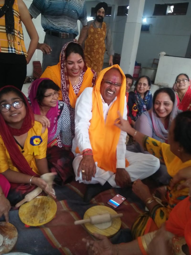 पापड़ बेलने की कहावत तो आपने जरूर सुनी होगी। लेकिन कभी सुना है चुनाव जीतने के लिए 'रोटियां भी बेलनी' पड़ती हैं। अब जरा इन तस्वीरों को ही देख लीजिए। वोटों के लिए नेताजी तरह-तरह के जतन कर रहे हैं। मध्य प्रदेश के मंदसौर से भाजपा प्रत्याशी यशपाल सिंह सिसोदिया जब गुरुद्वारे में एक समारोह में पहुंचे तो वहां पर रोटी बेलने बैठ गए। उनका रोटी बेलते फोटो व्हाट्सएप पर खासे वायरल हो रहे हैं। पापड़ बेलने की कहावत तो आपने जरूर सुनी होगी। लेकिन कभी सुना है चुनाव जीतने के लिए 'रोटियां भी बेलनी' पड़ती हैं। अब जरा इन तस्वीरों को ही देख लीजिए। वोटों के लिए नेताजी तरह-तरह के जतन कर रहे हैं। मध्य प्रदेश के मंदसौर से भाजपा प्रत्याशी यशपाल सिंह सिसोदिया जब गुरुद्वारे में एक समारोह में पहुंचे तो वहां पर रोटी बेलने बैठ गए। उनका रोटी बेलते फोटो व्हाट्सएप पर खासे वायरल हो रहे हैं।