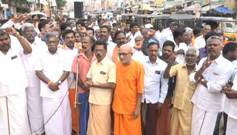 Ayyappa devotees in Ramanathapuram stage protest against police atrocities in Sabarimala