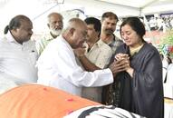 Ambareesh death CM Kumaraswamy former PM Deve Gowda pay homage veteran actor Congress leader