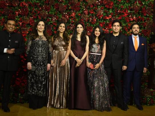 Sir jio nahi chal rha- photographer says to ambani at deepveer reception