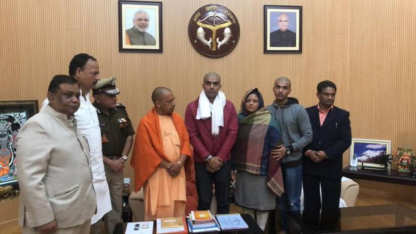 बुलंदशहर हिंसाः इंस्पेक्टर सुबोध कुमार के परिवार से मिले सीएम योगी, परिजन को मिलेगी नौकरी