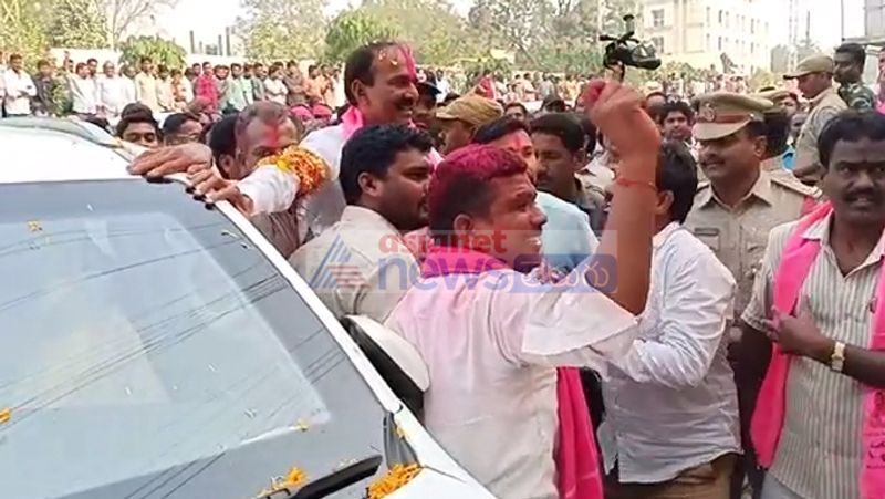 conflict between trs and eetala rajender followers in veenavanka ksp