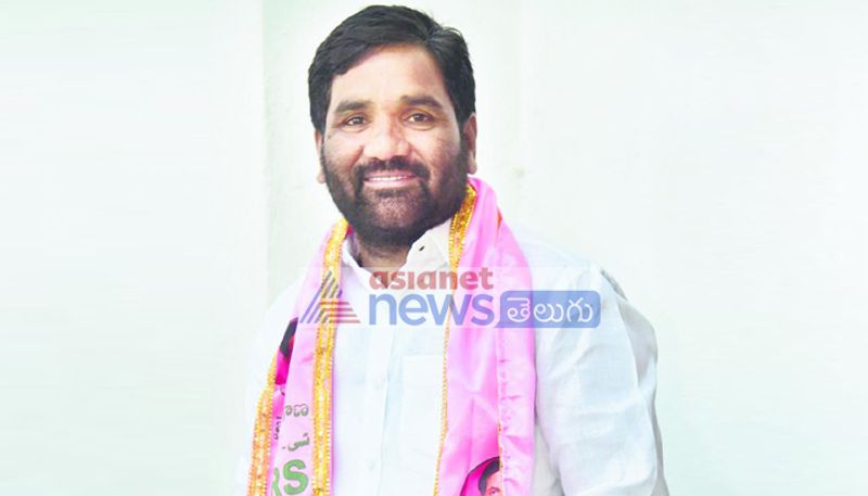 Telangana Elections 2023: Bellampally MLA Durgam Chinnaiah went to the polling station wearing the party's pink scarf RMA