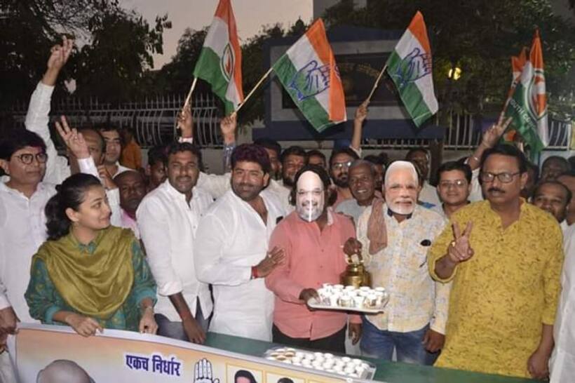 कांग्रेस कार्यकर्ताओं का ये कैसा जश्न? मोदी शाह का मुखौटा पहनकर चाय बेची, स्मृति ईरानी बोली, मानसिकता सामने आई