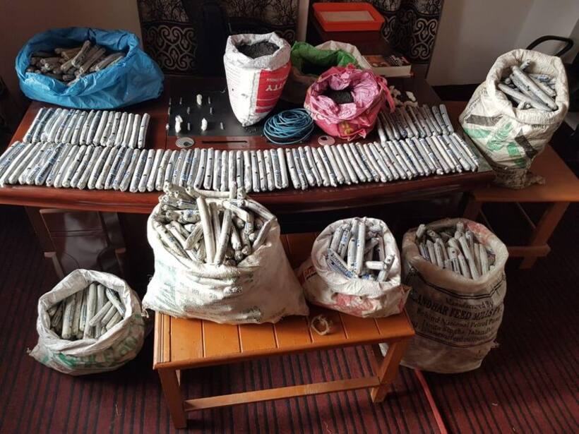 कश्मीर घाटी में बड़ी साजिश नाकाम, आईईडी समेत आतंकी गिरफ्तार