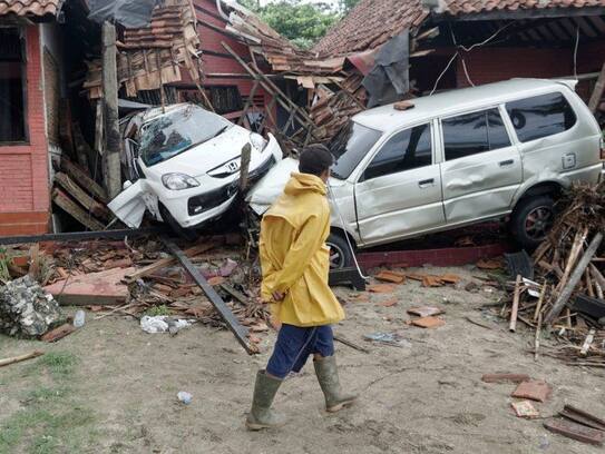 Indonesia tsunami: Hundreds dead and 'many missing' after volcano erupts