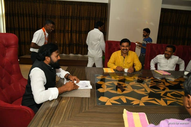 BS Yeddyurappa son vijayendra Meets  Sriramulu his Home at Bellary