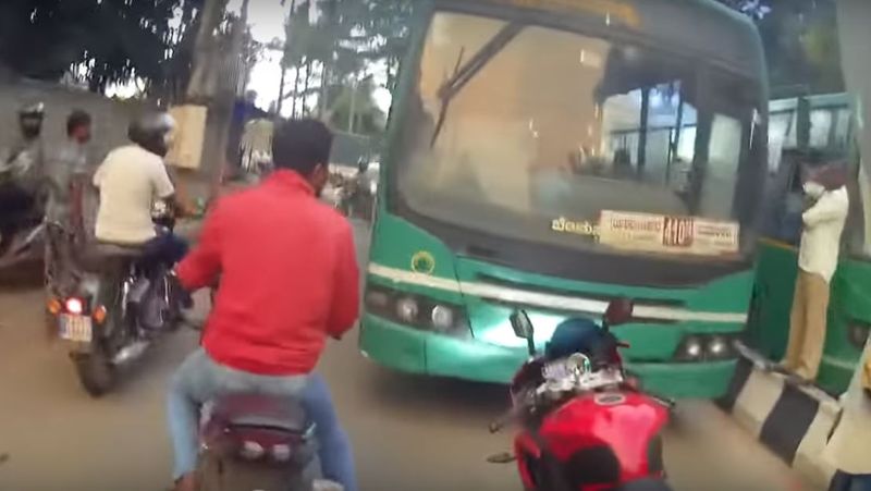 Bangalore Biker stops BMTC bus for coming the wrong side