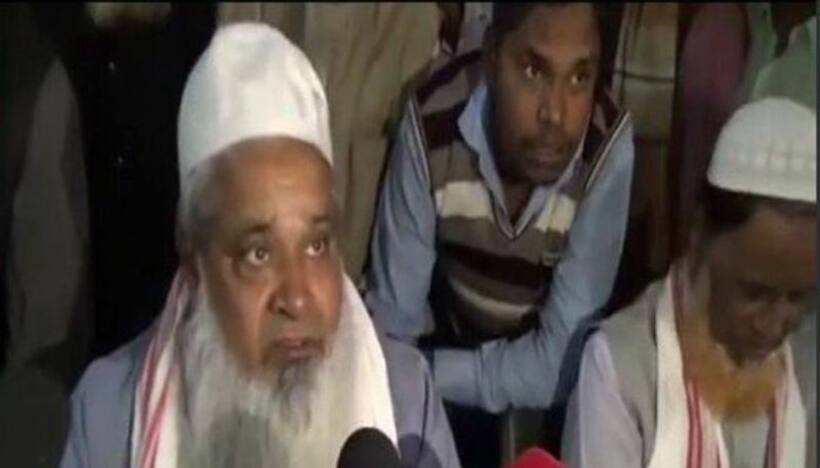 बदरुद्दीन अजमल ने पत्रकार को कहे अपशब्द, माइक से मारने की कोशिश की