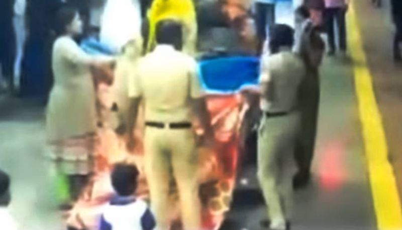 cops help pregnant women in mumbai station