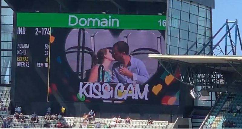 Kiss cam entered boxing day test cricket videos goes viral