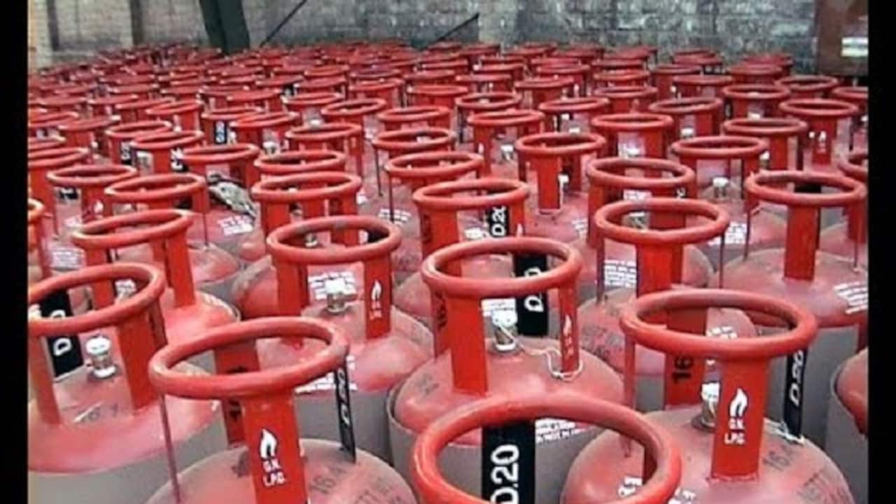 मोदी सरकार ने दिया नए साल का तोहफा, गैस सिलेंडर पर घटाए दाम