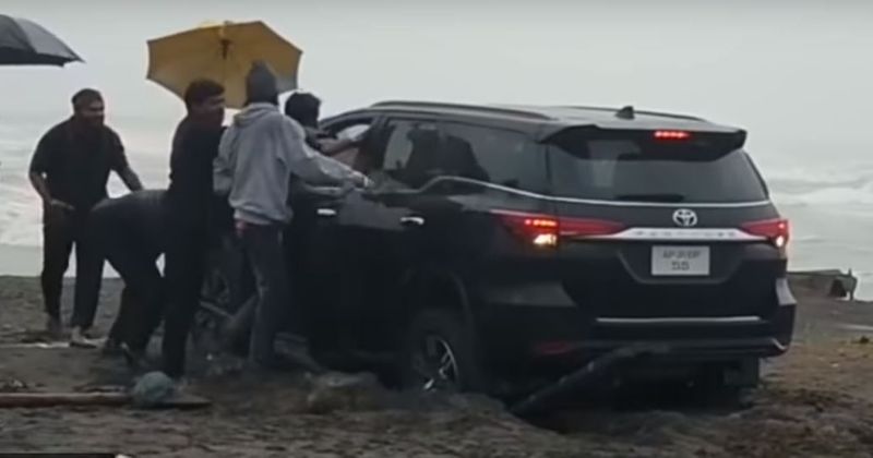 Human Resources Development minister Car struck in Beach Sand here is the tips