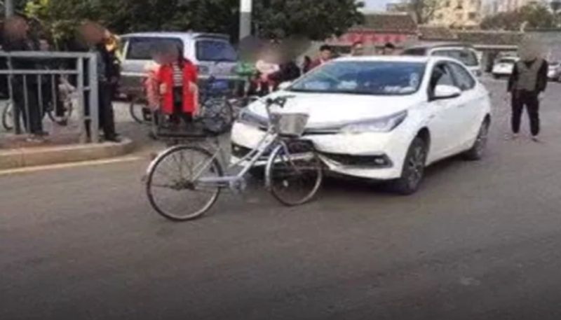 car damaged by bicycle after collision viral pic