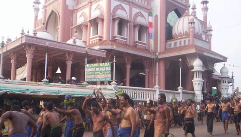 erumeli vavar mosque welcomes womens to shrine