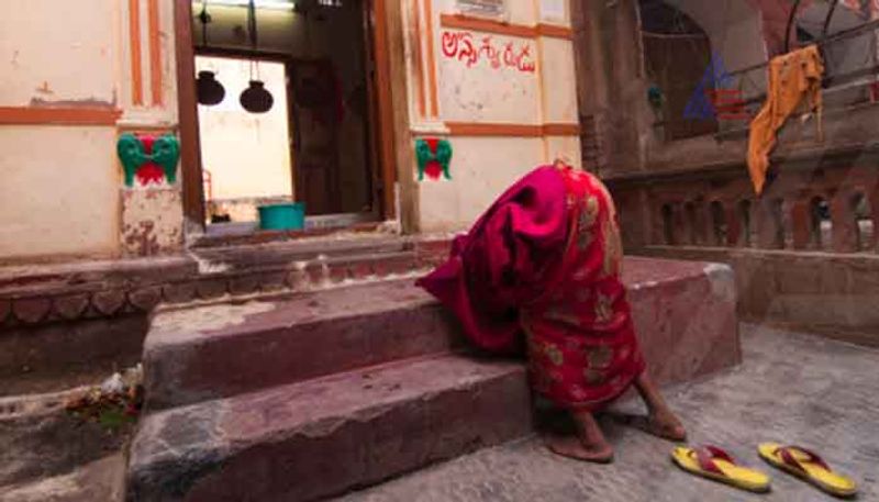 Reason behind Hindus remove footwear while entering temple