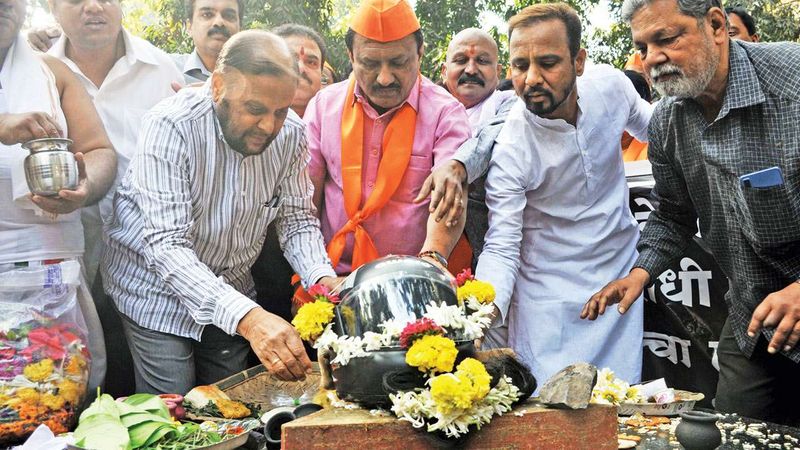 Pune group conducts a funeral for a helmet to protest for mandatory rule