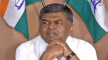 Congress MP Hariprasad forget common curtsy