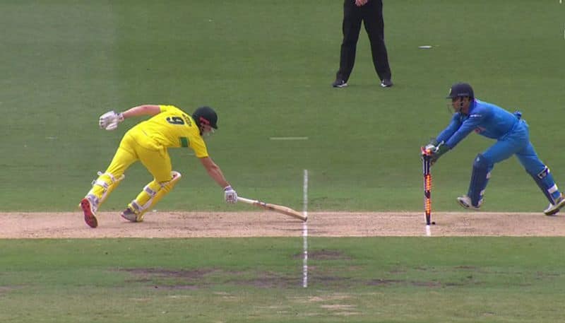 watch dhoni lightening stumping melbourne vs aussied