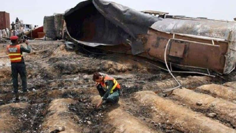 Pakistan tanker-bus collision...26 killed,16 injured