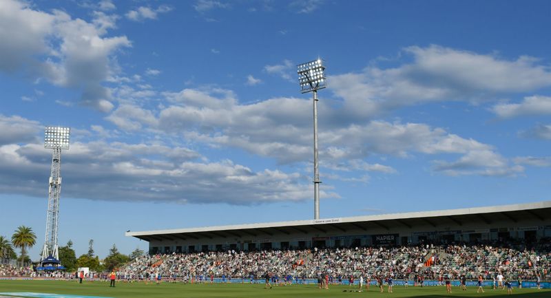 India vs New Zeland Sunlight Hampers batsmans View Play Stops In Napier