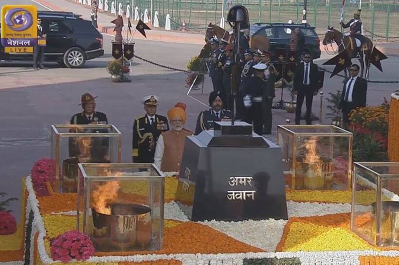 पीएम मोदी पहुंचे अमर जवान ज्योति, शहीदों को अर्पित किया पुष्पचक्र