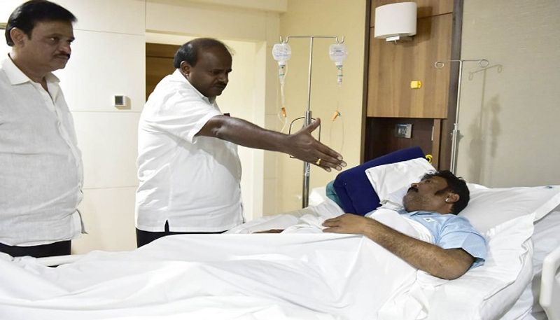 CM  HD Kumaraswamy visits assaulted Congress MLA Anand Singh in hospital