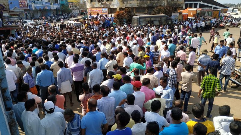 Fishermen protest against Fishery officers for not taking action against light fishing