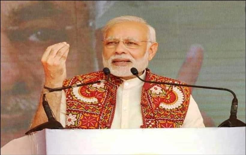 जब सूरत में अपने भाषण के बीच में रुक गए प्रधानमंत्री मोदी