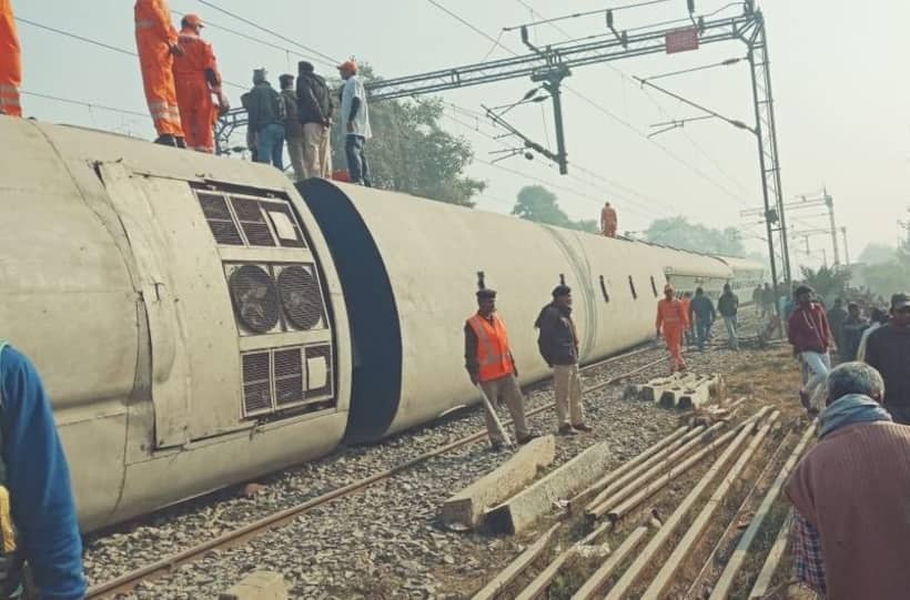 बेपटरी हुई सीमांचल एक्सप्रेस की 11 बोगियां, सात लोगों की मौत, कई घायल