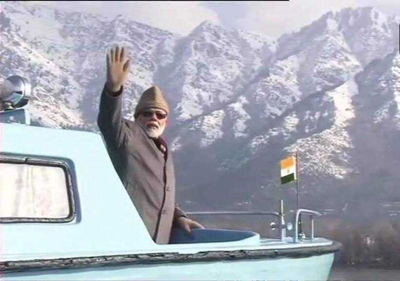कश्मीर की डल झील में पीएम मोदी ने दिखाई 56 इंच की ताकत