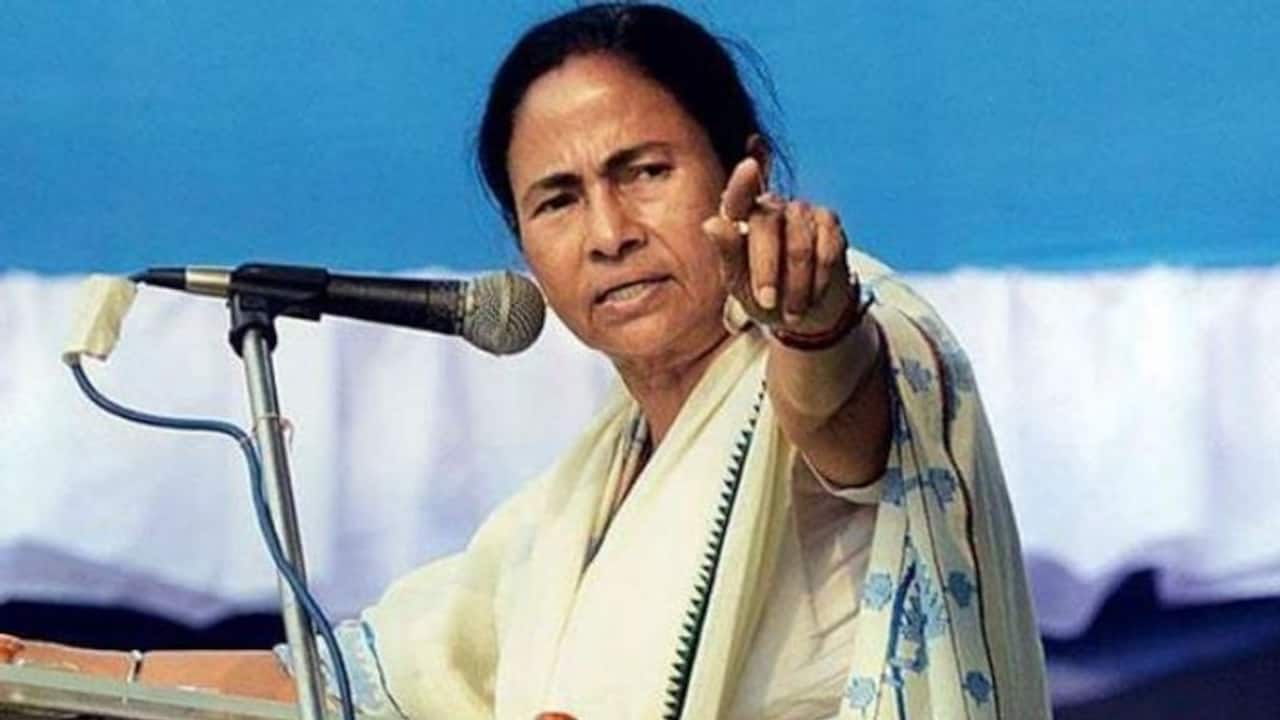 ममता बनर्जी का दुखद हास्य नाटक: बंगाल में चिट-फंड घोटालेबाजों को बचाने की हर संभव कोशिश