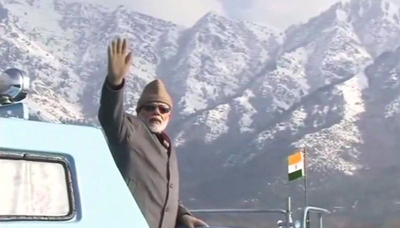 Modi trolled on social media over Dal lake video