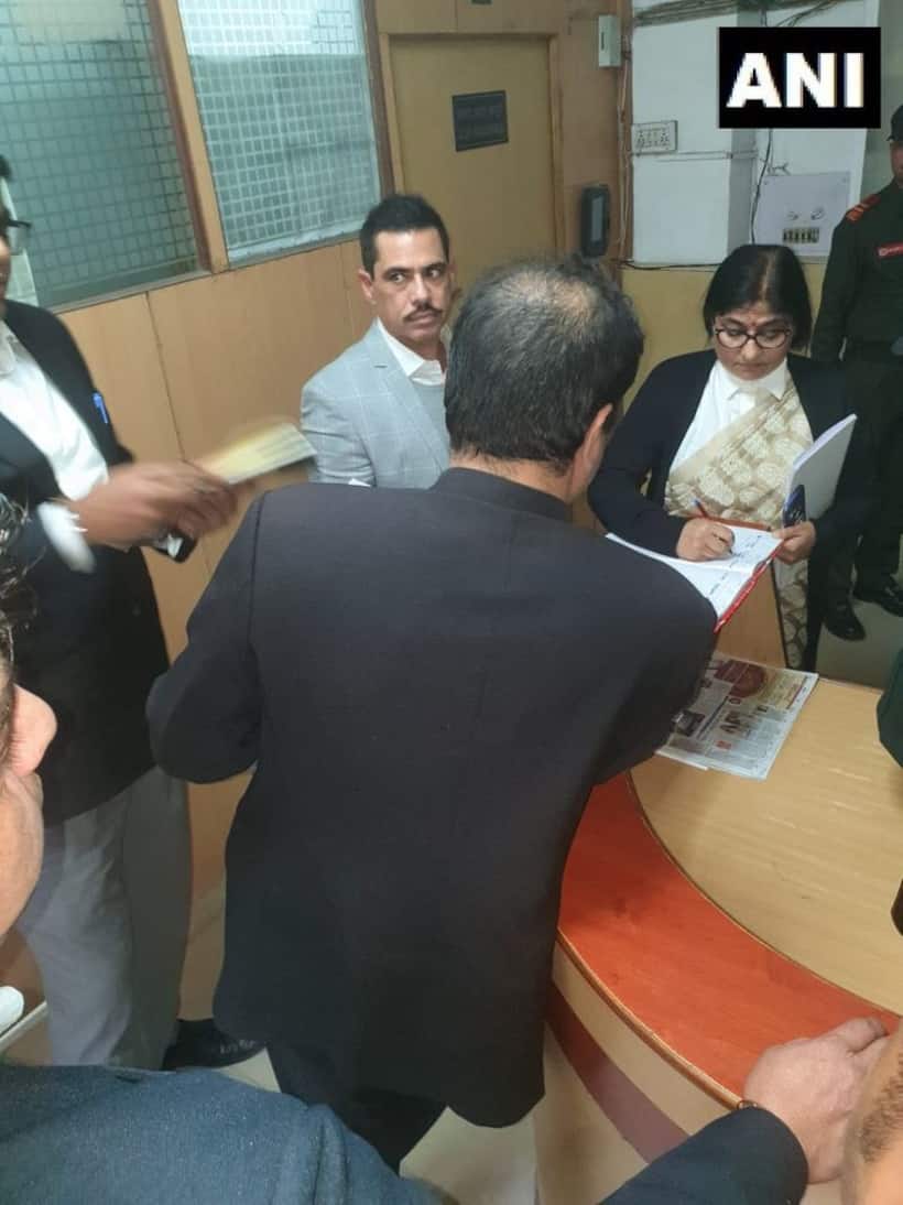 सोनिया के दामाद रॉबर्ट वाड्रा हुए ईडी के सामने पेश