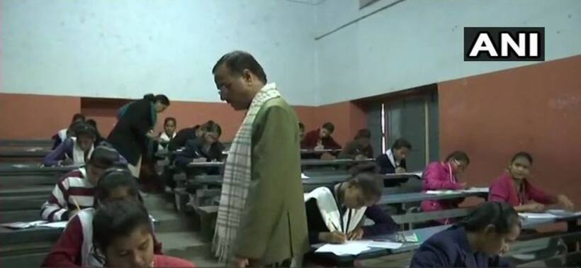 यूपी बोर्ड की परीक्षा आज से शुरू, शिक्षा मंत्री दिनेश शर्मा ने परीक्षा केंद्रों का किया निरिक्षण