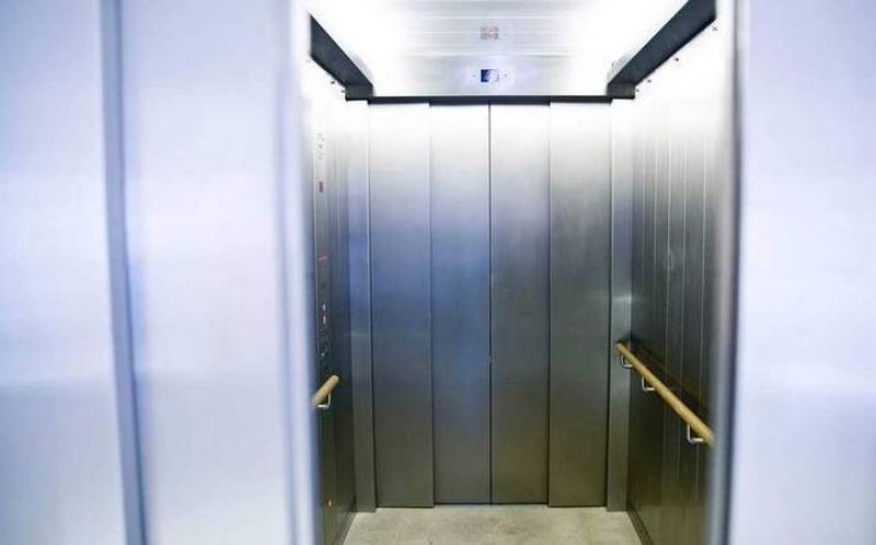 woman entered into lift just before it lost control and suddenly fell down in an apartment complex