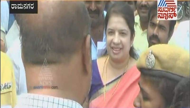 JDS Worker Takes Class To Anita Kumarswamy