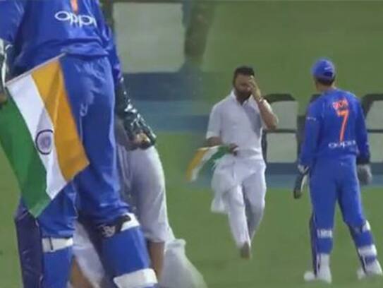 DHONI REACTION AFTER FAN BREACHES SECURITY WITH INDIAN FLAG IN T20