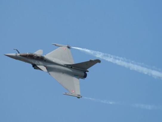 Rafale Fighter jet shows spectacular maneuvers at Aero India