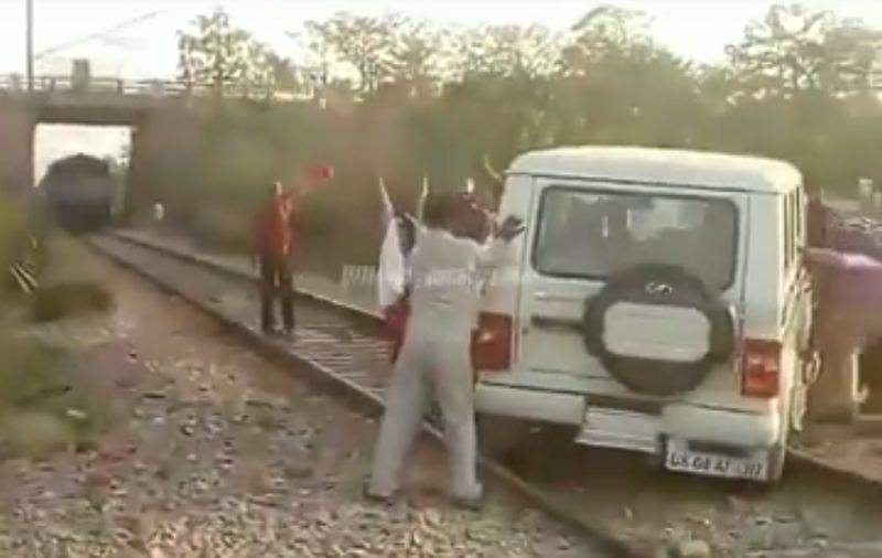 Mahindra bolero jeep stops Indian railway in Uttarakhand