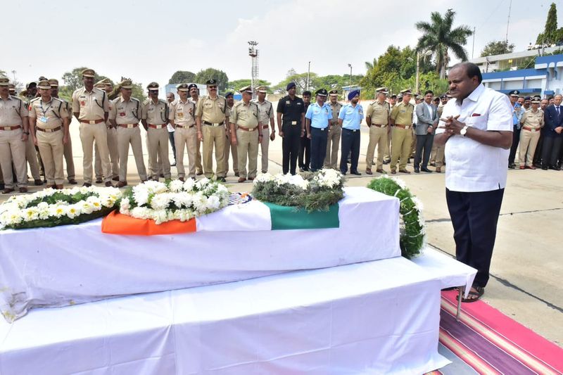 CM HD Kumaraswamy announces Rs 25 lakh compensation for Martyred Mandya Jawan H Guru Family