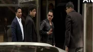 Sonia Gandhi son in law Robert vadra trying to teach sanskar to finance minister arun jaitley