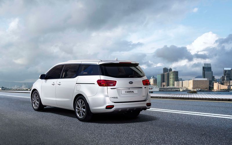 Toyota innova competitor Kia carnival will launch early 2020