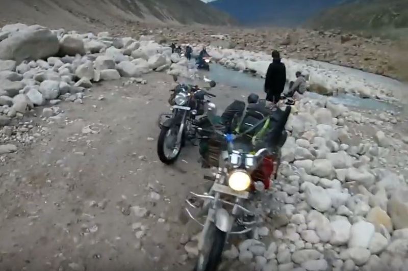 Honda cbr left behind royal enfield bike at himalayan valley region