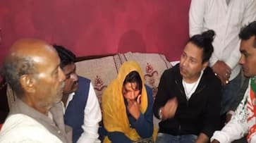 kailash kher meet with shaheed vijay kumar family and give 10 lakhs