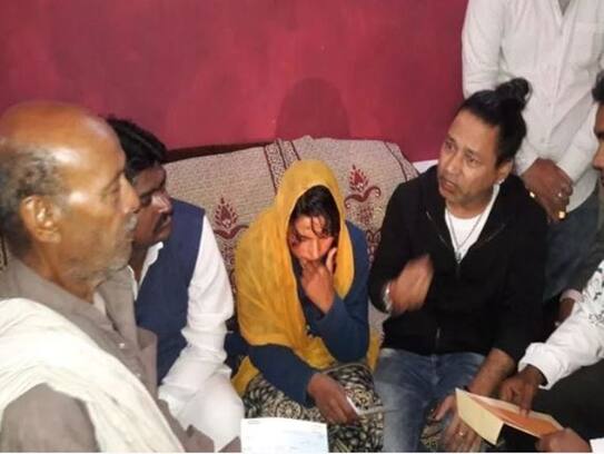 kailash kher meet with shaheed vijay kumar family and give 10 lakhs