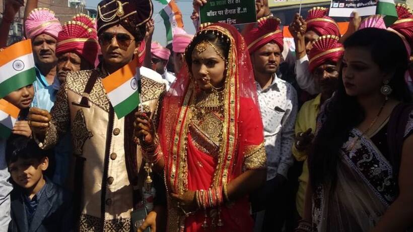 वडोदरा के इस कपल ने शहीदों को कुछ इस अंदाज में दी श्रद्धांजलि