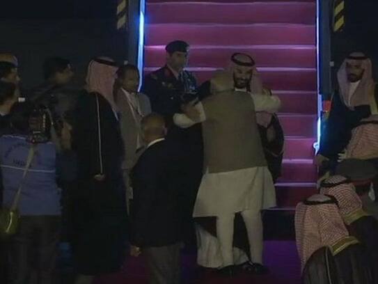 PM modi break protocol for Saudi Arab prince welcome