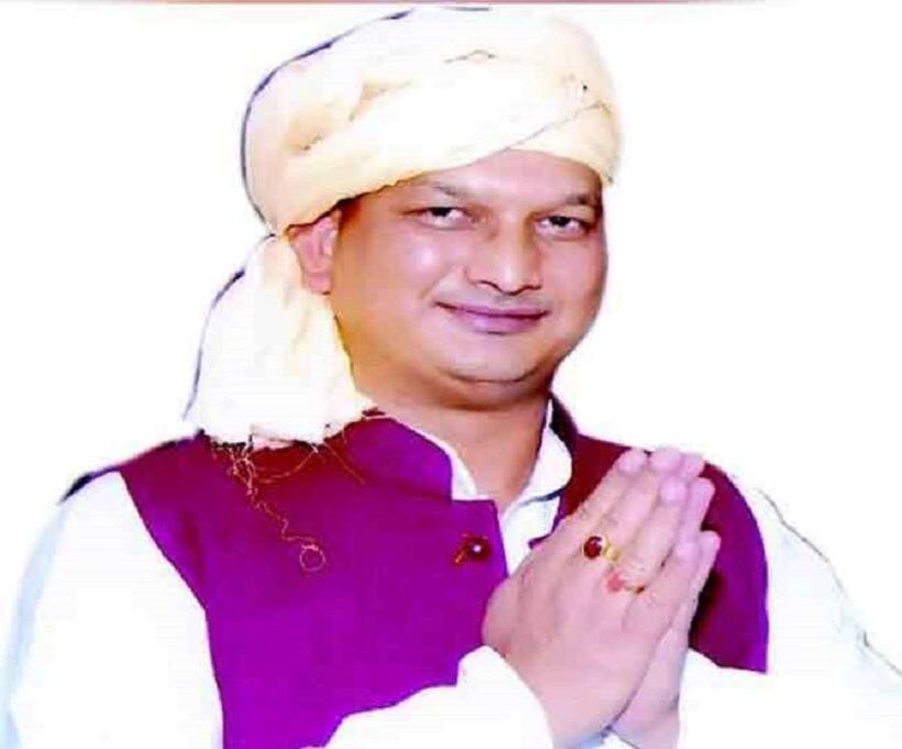 आए थे पुलवामा शहीदों को श्रद्धांजलि देने, लेकिन पूर्व मुख्यमंत्री के बेटे पर नोट उड़ाने लगे कांग्रेसी