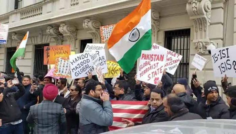 indians protest at pakistan embassy in america